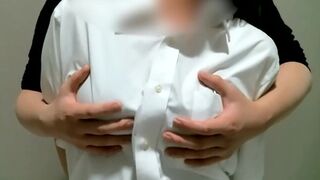 最初は恥ずかしがってたのにだんだん声が我慢できなくなってくる敏感巨乳彼女の胸揉み