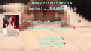 彼女のかわいいパイパンおまんこを手マンで責め立て、クリトリスをク