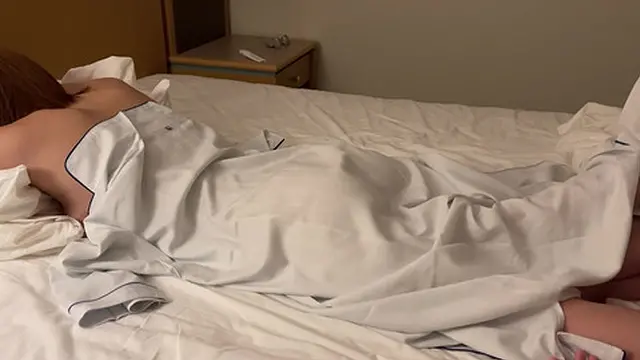 19歳大学生とサークルの可愛い後輩、生ハメ中出しで出る精子がエロい