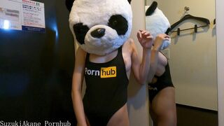 ネットカフェで立ったままオナニーするパンダ