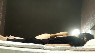無修正　不倫熟年カップルホテルハメ撮り、スケベ熟女との本気のセックス騎乗位の後は正常位で中だし