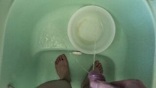 お風呂で桶に貯めながらおしっこ