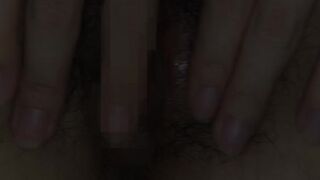 人妻が剛毛ま○こをくぱくぱしておかずにする動画です。