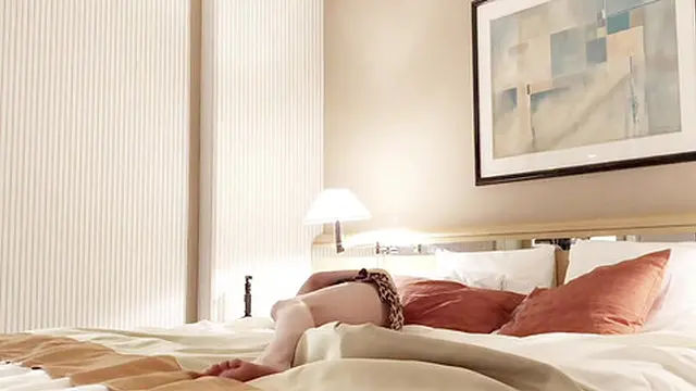 セクシーパンティーセミヌード＆豹柄キャミワンピでの撮影シーン