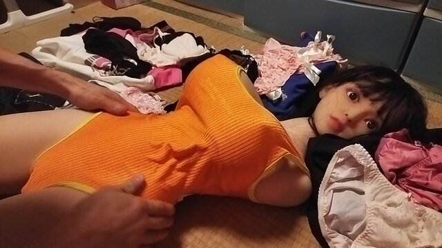 ラブドール夏美をいやらしく触っていく・・・３