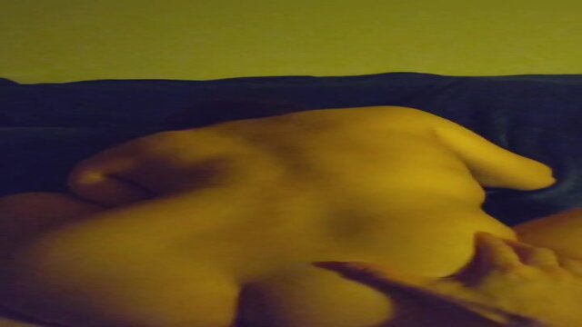 抱きしめる美尻の女子高生(19)は、最奥にぶち込まれた結果、エロすぎる反応を見せます。彼と彼女の素人ハメ撮りのシーンで、